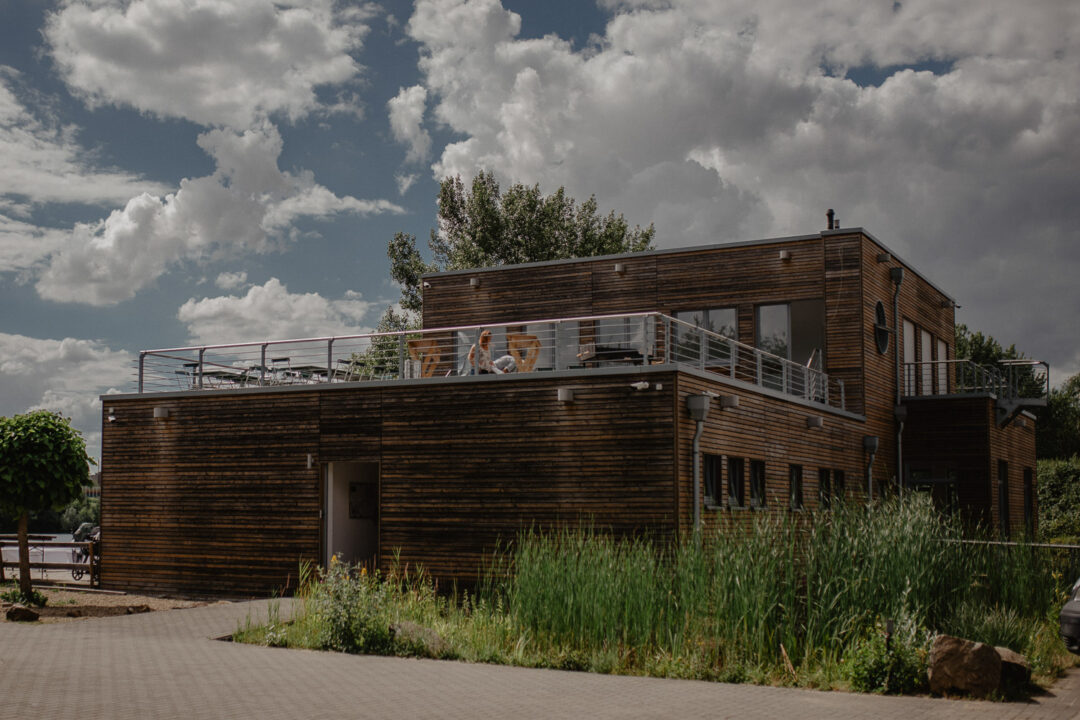 Moderne Hochzeitslocation aus Holz