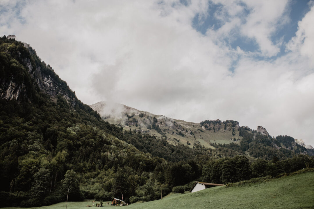 Grüne Alpwiesen mit Nebel – Kulisse für Hochzeitsshooting in den Bergen