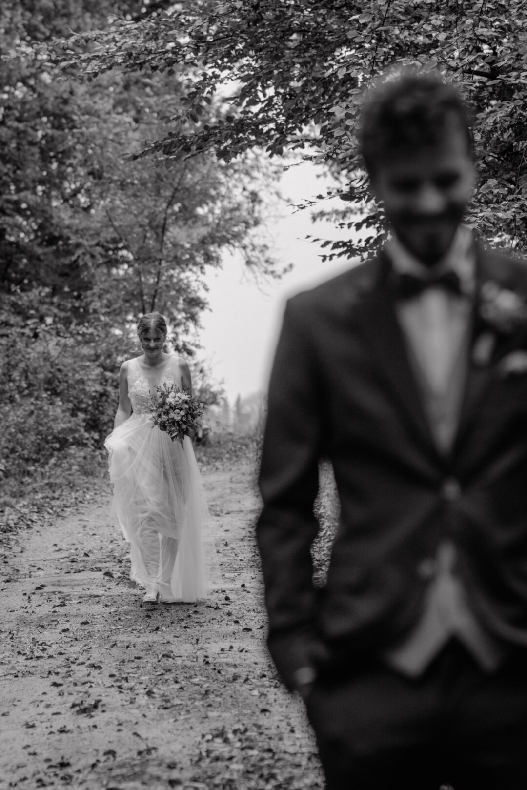 Braut überrascht Bräutigam beim First Look in Essen