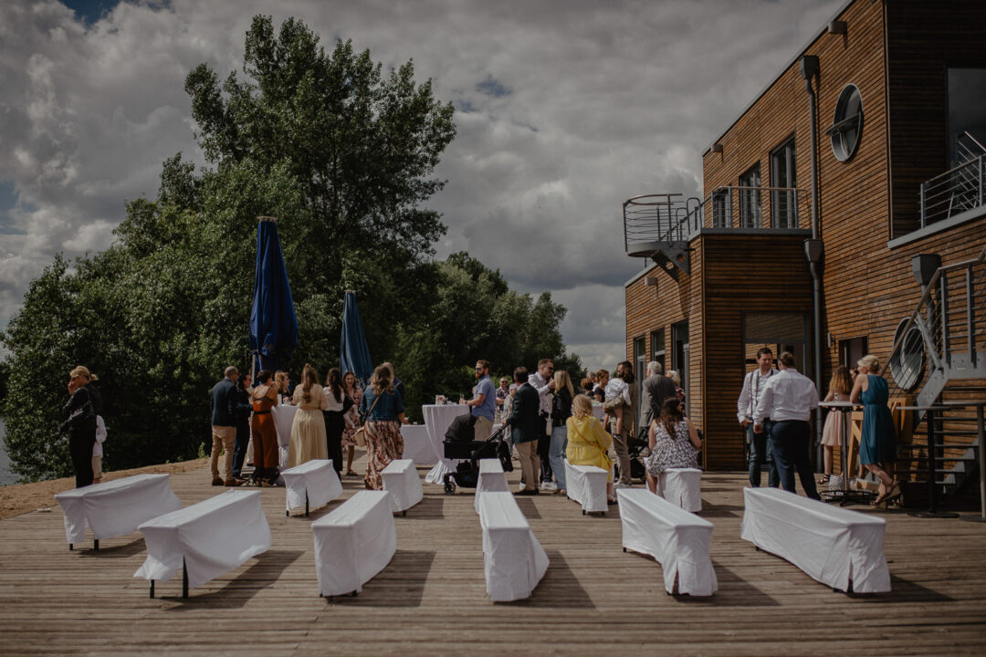 Gäste versammeln sich zum Sektempfang