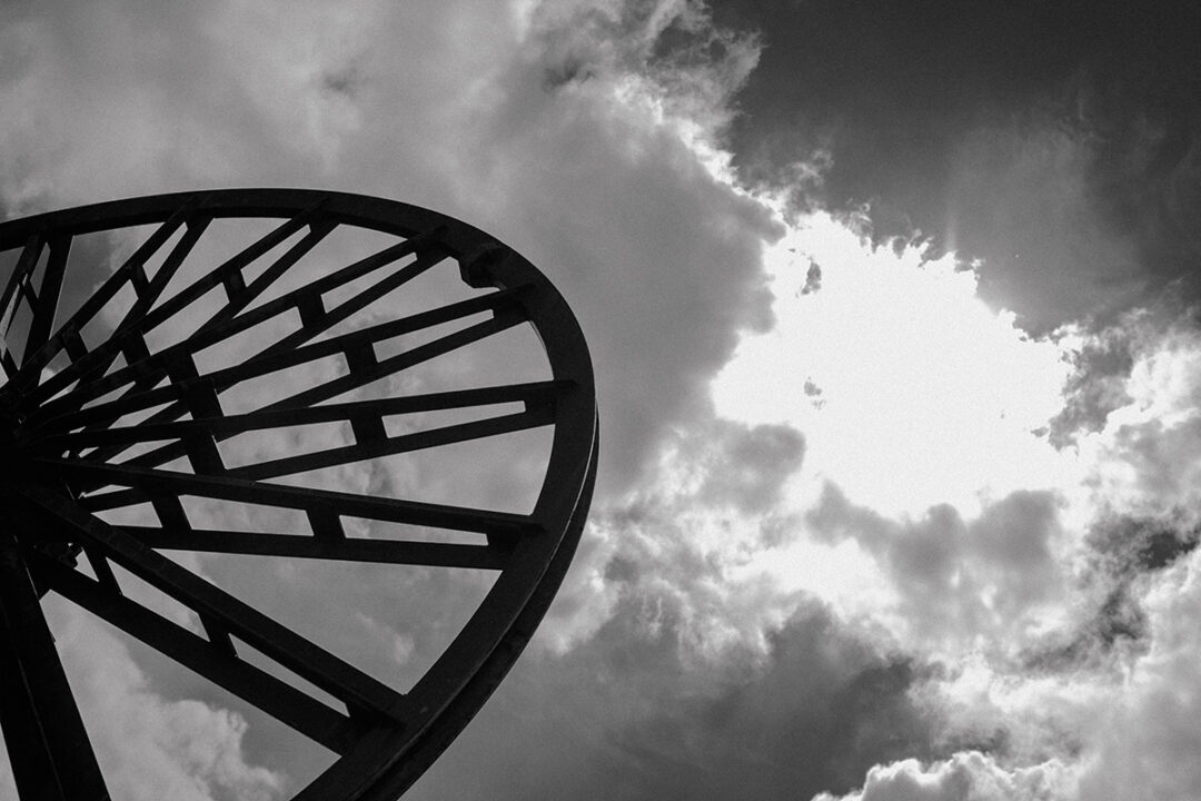 Schwarz-Weiß-Foto eines Förderrads im Ruhrgebiet