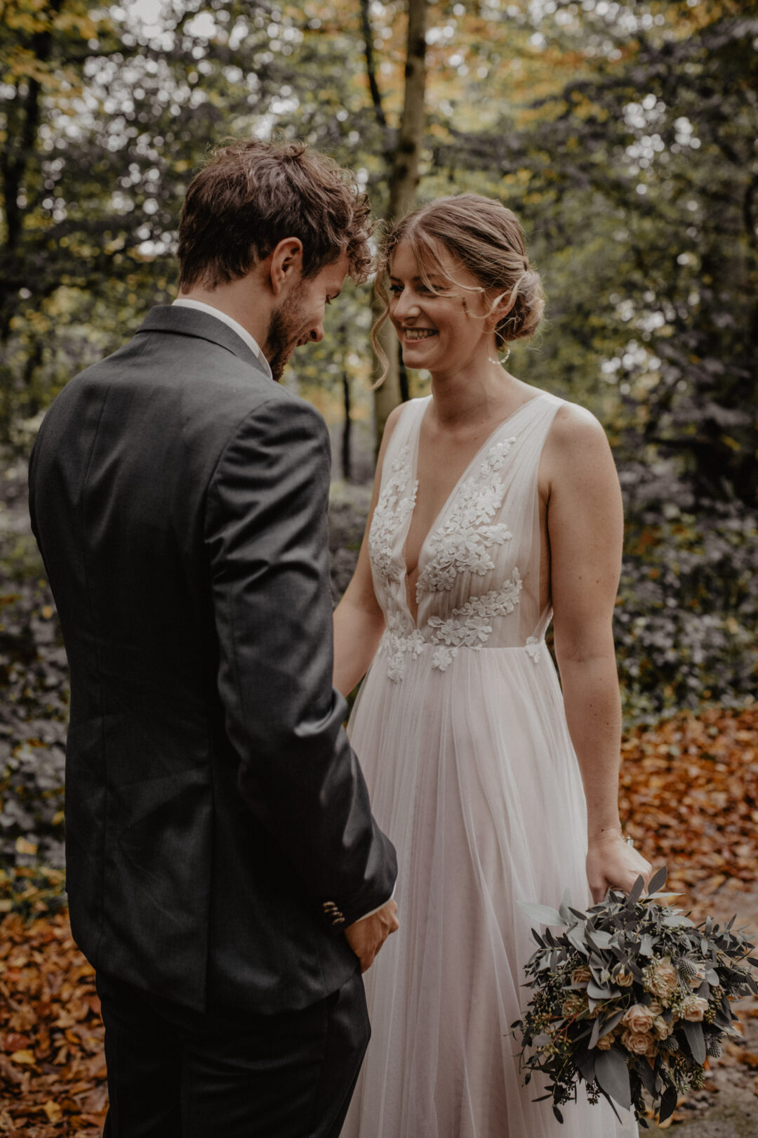 Brautpaar beim emotionalen First Look im Wald bei Esse