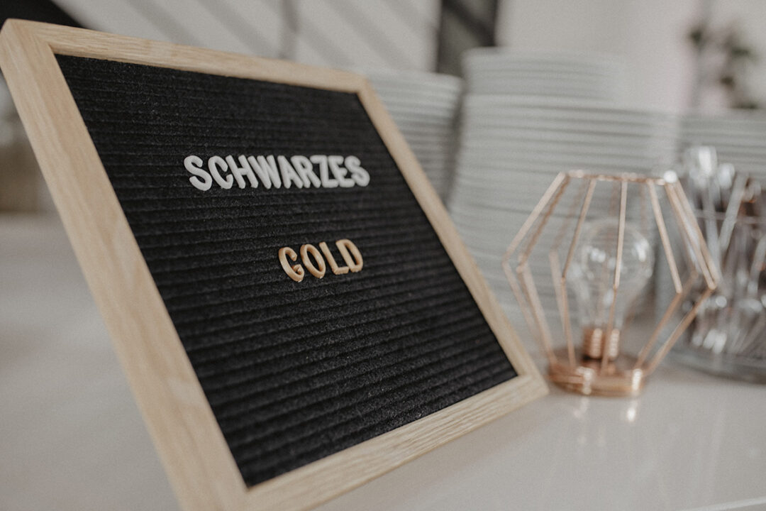 Schild mit der Aufschrift Schwarzes Gold im Industrial Look