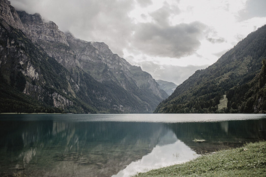 Klöntalersee mit Bergpanorama – Ruhe für Hochzeitsfotos in der Natur