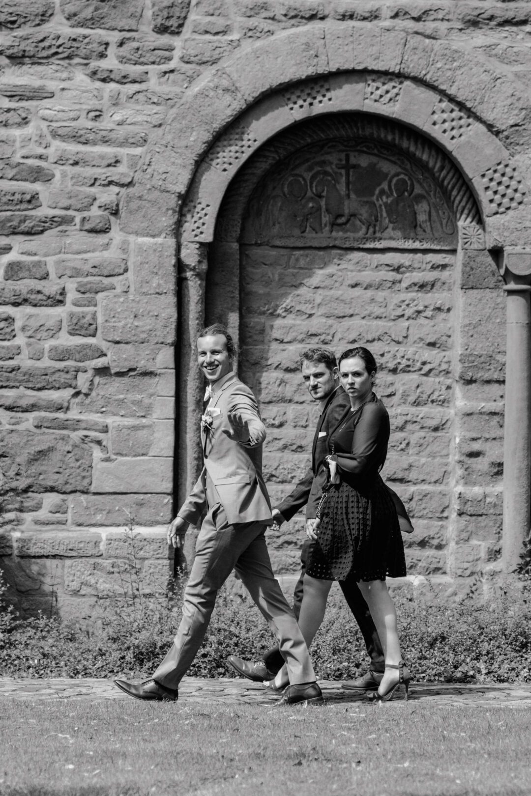 Gäste treffen zur kirchlichen Trauung in Hennen ein