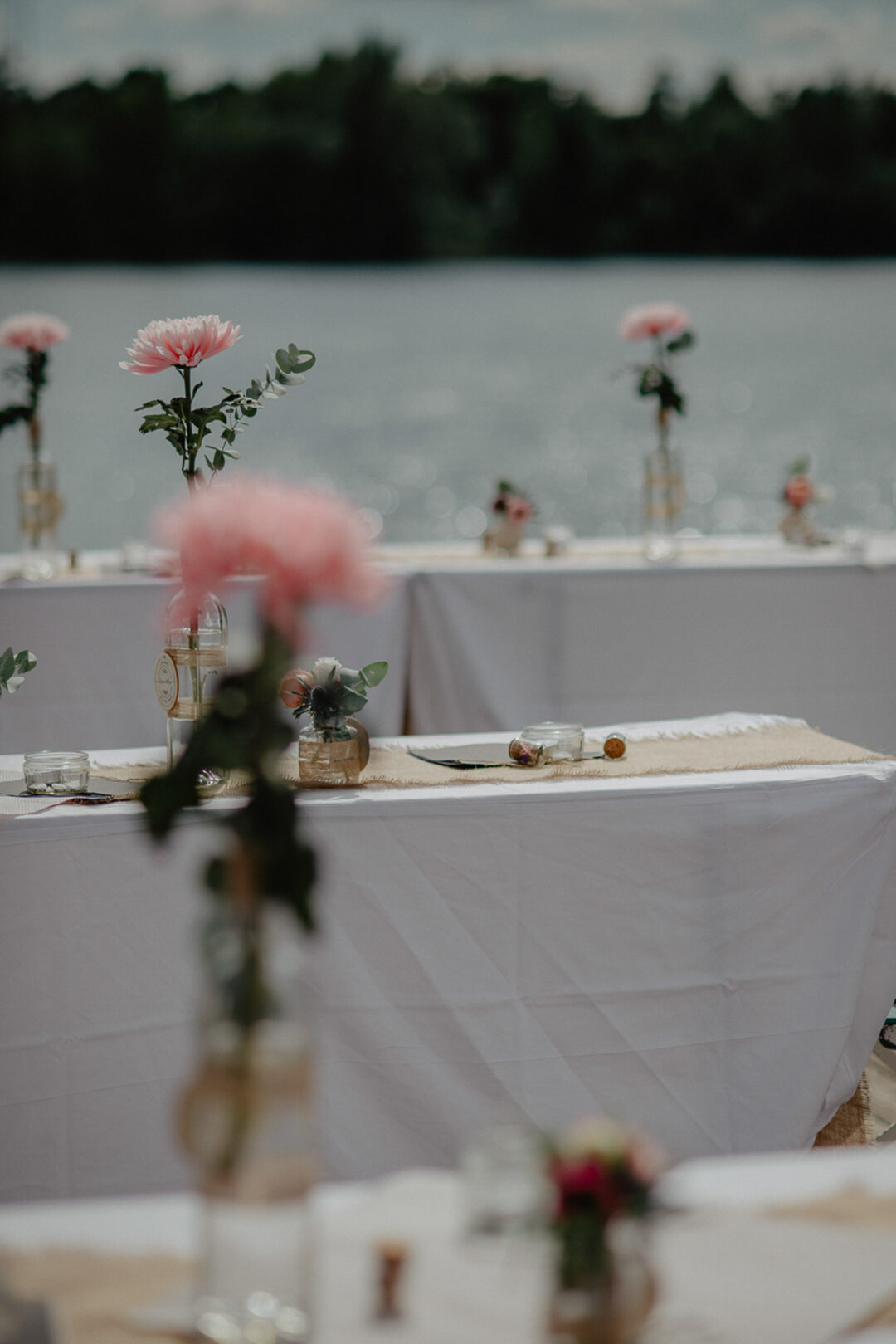 Blumenvasen auf Hochzeitstischen