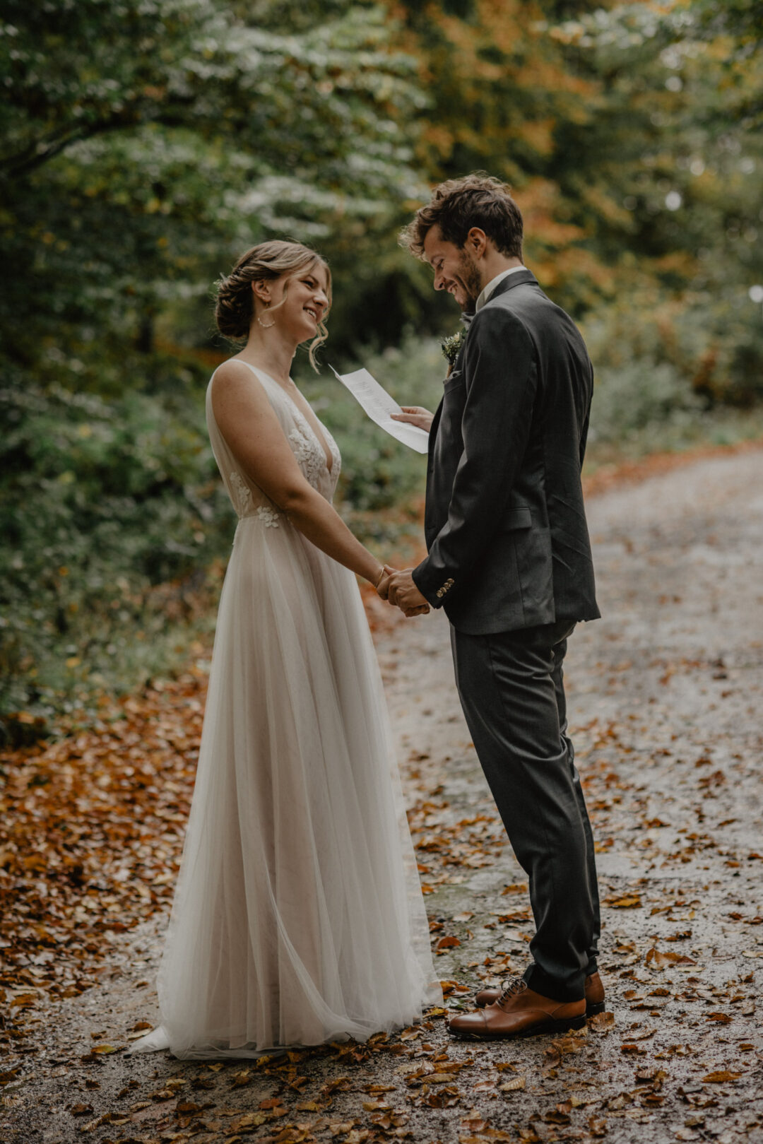 Brautpaar hält emotionalen Blickkontakt beim First Look