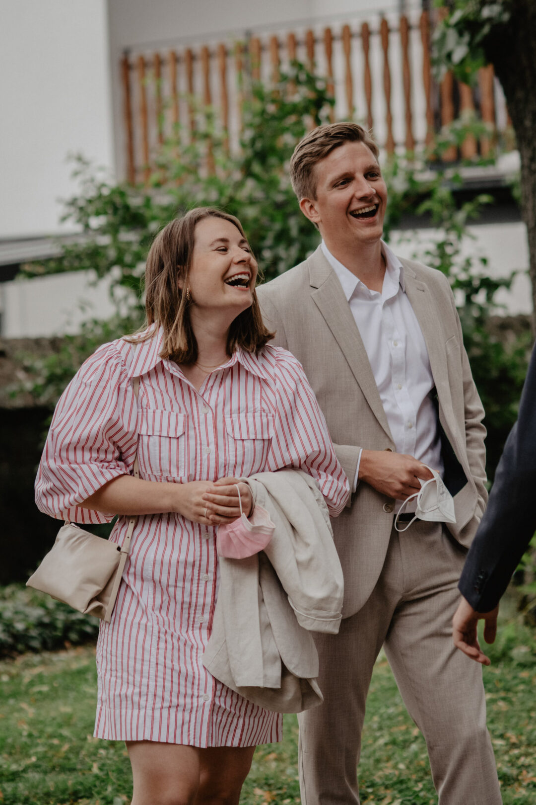 Lachende Hochzeitsgäste bei Scheunenhochzeit in Hennen