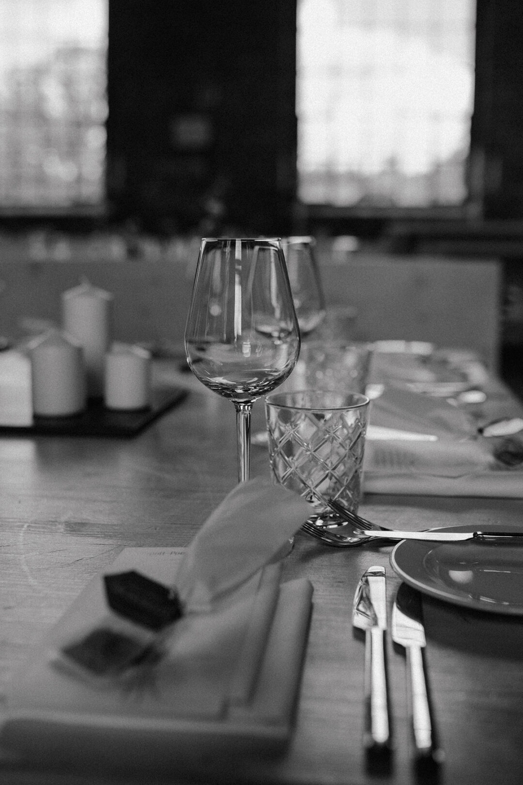 Detailaufnahme eines Weinglases bei einer Hochzeit