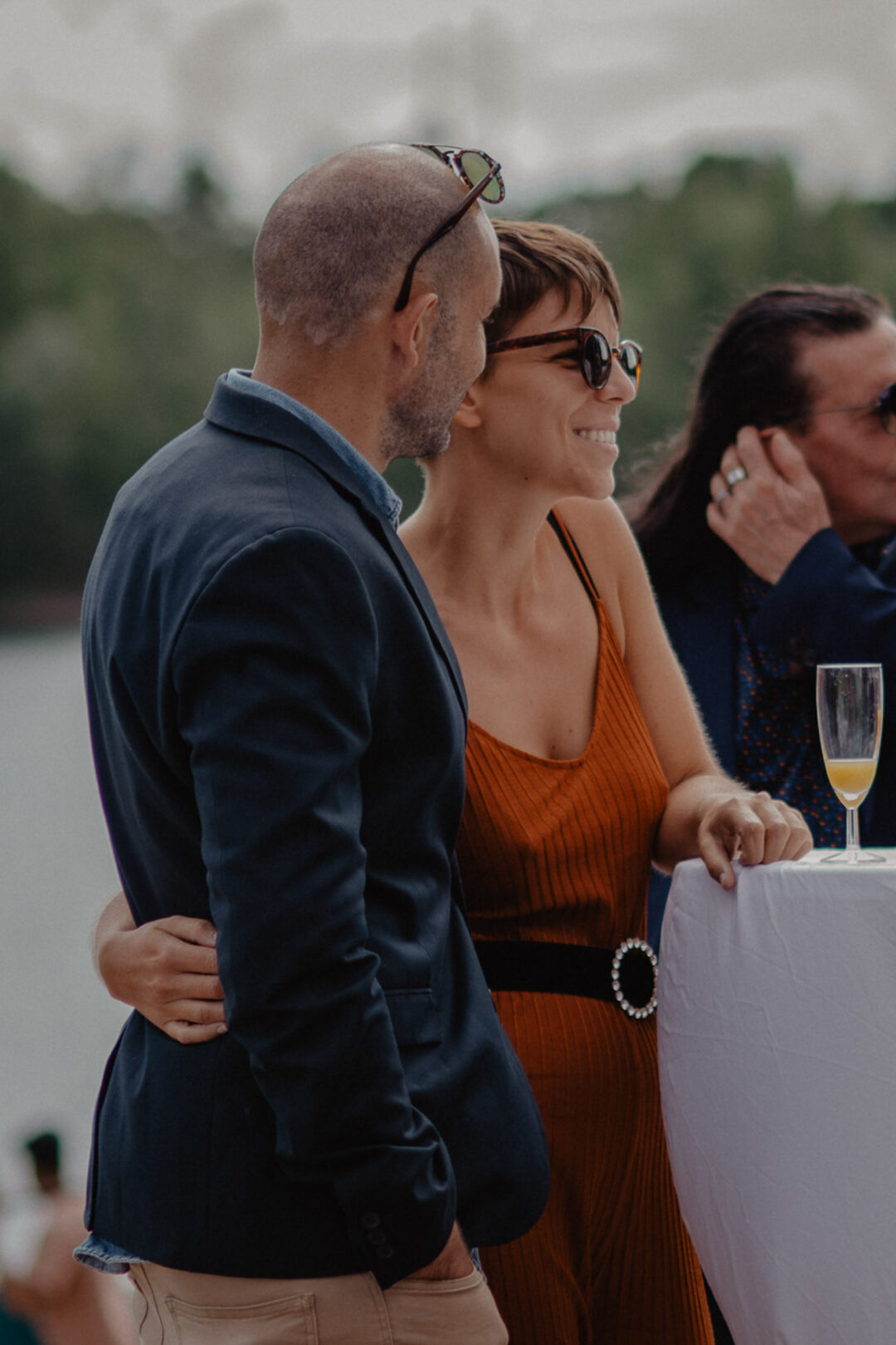 Paar lacht beim Sektempfang