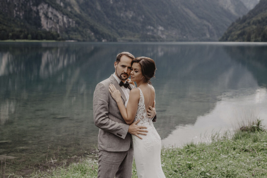 Inniger Blick des Brautpaars am Ufer des Klöntalersees
