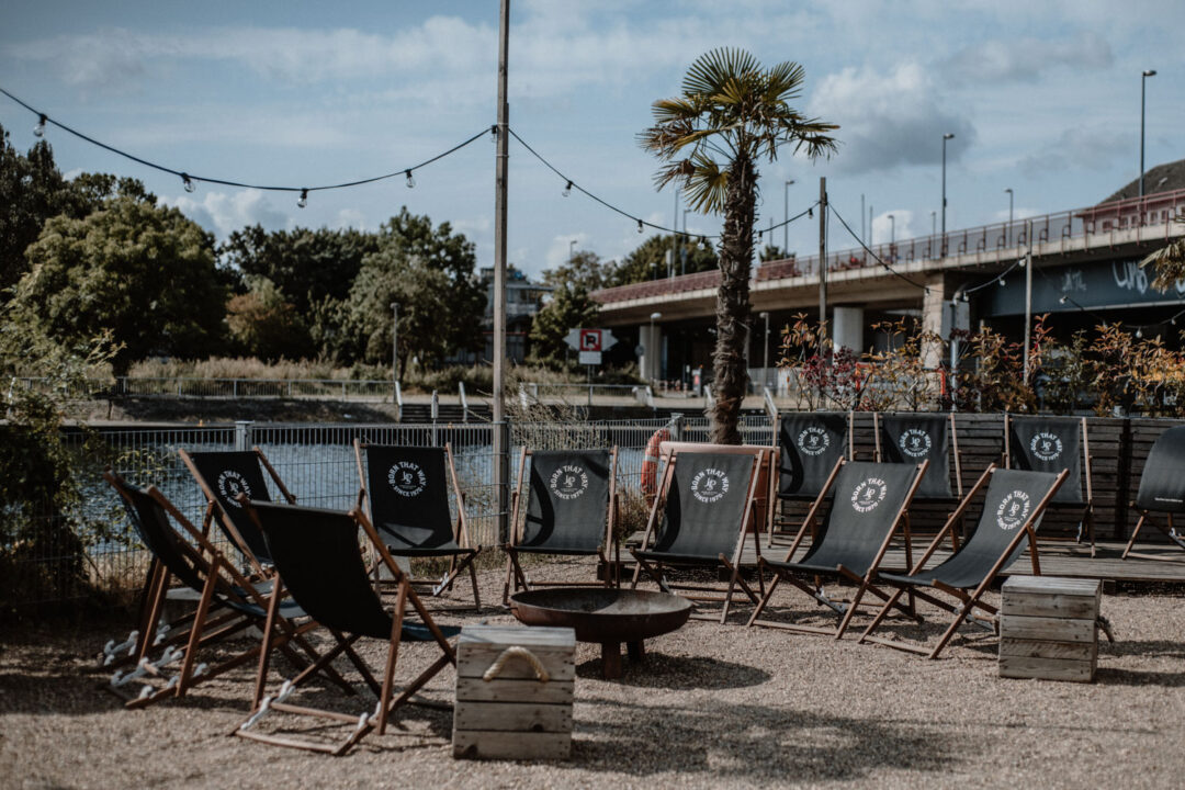 Liegestühle und Palmen bei Tyde Studios Hochzeit