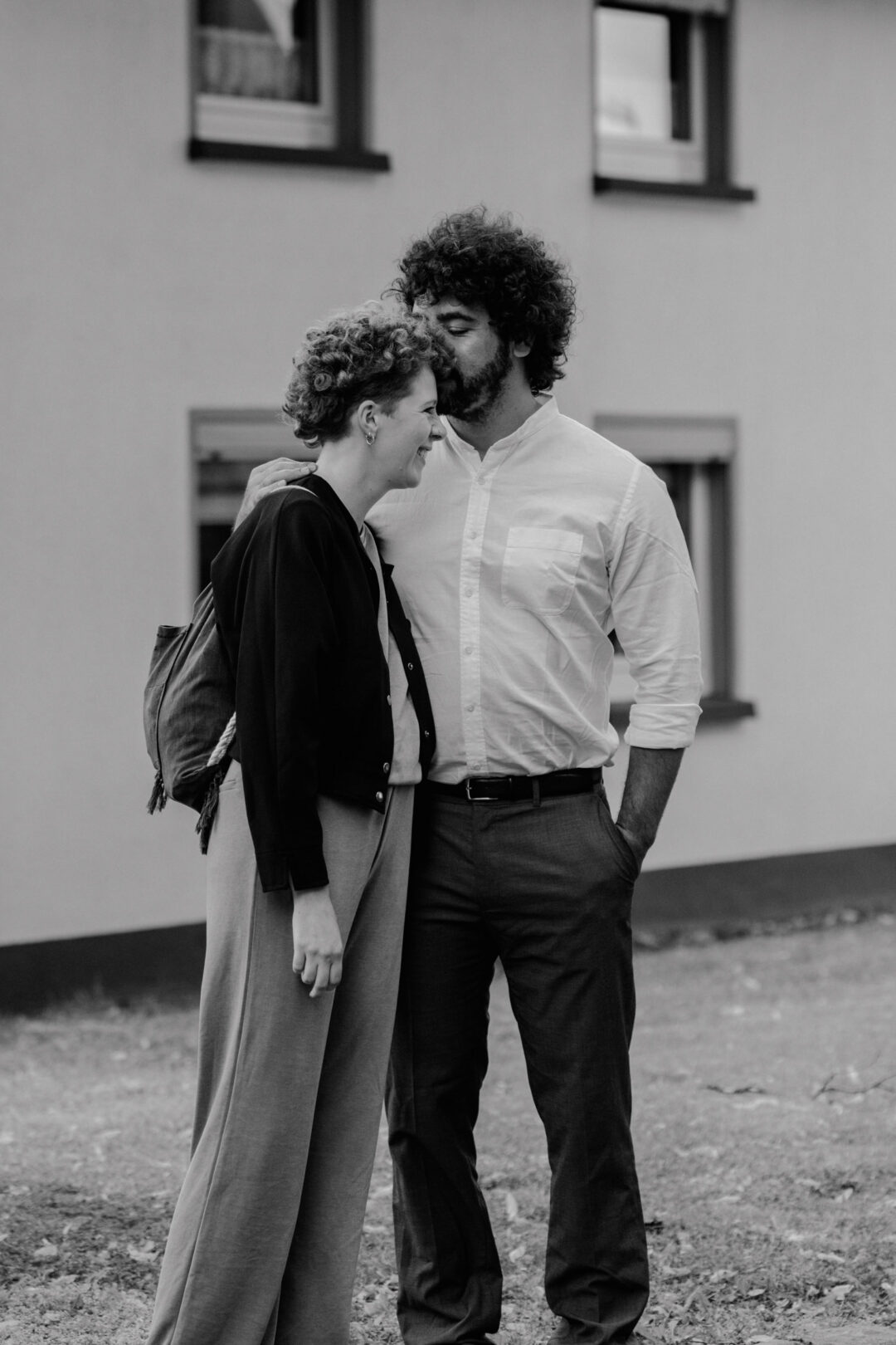 Emotionale Umarmung zweier Gäste bei Hochzeit in Hennen