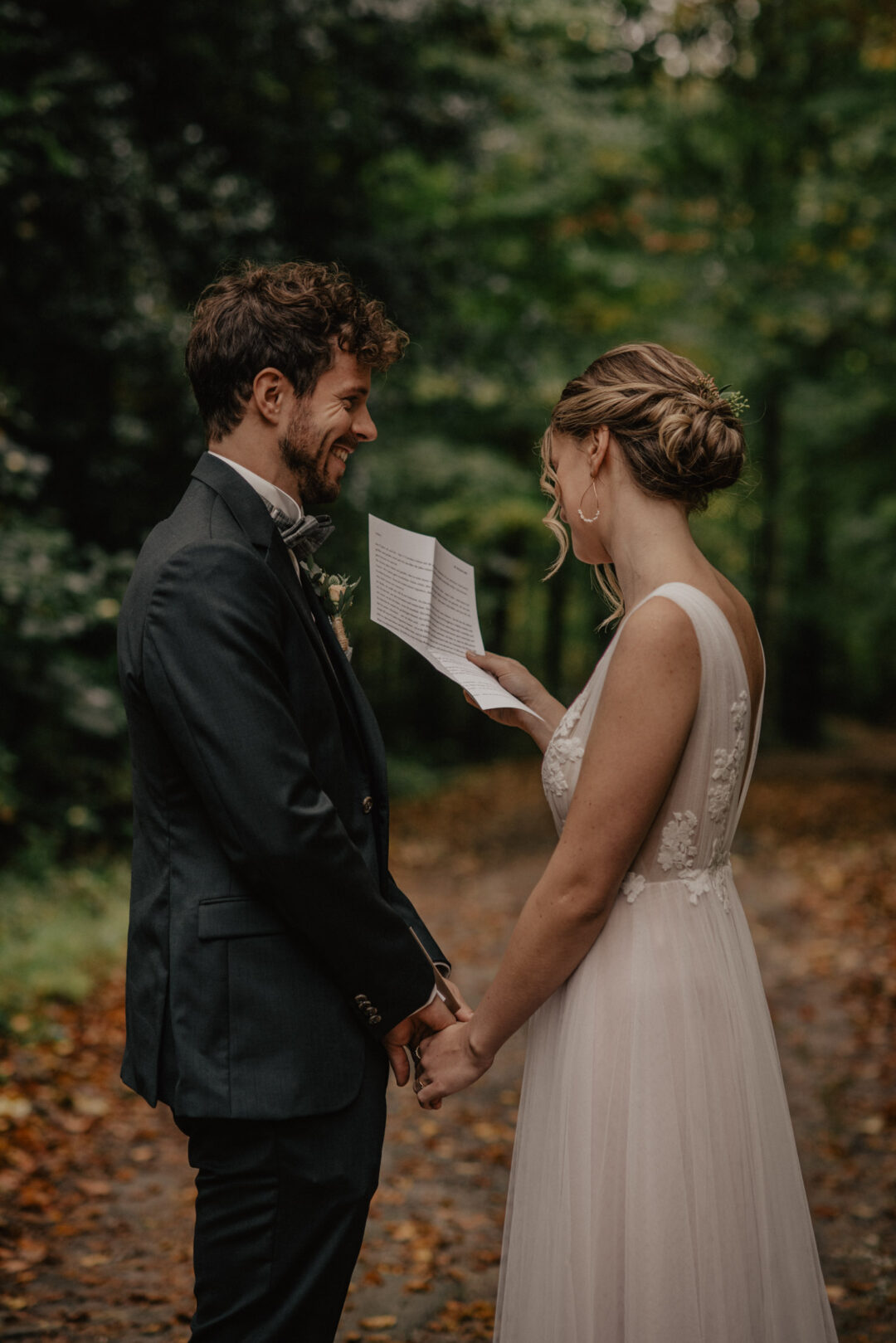 Paar liest sich emotionales Ehegelübde beim First Look in Essen