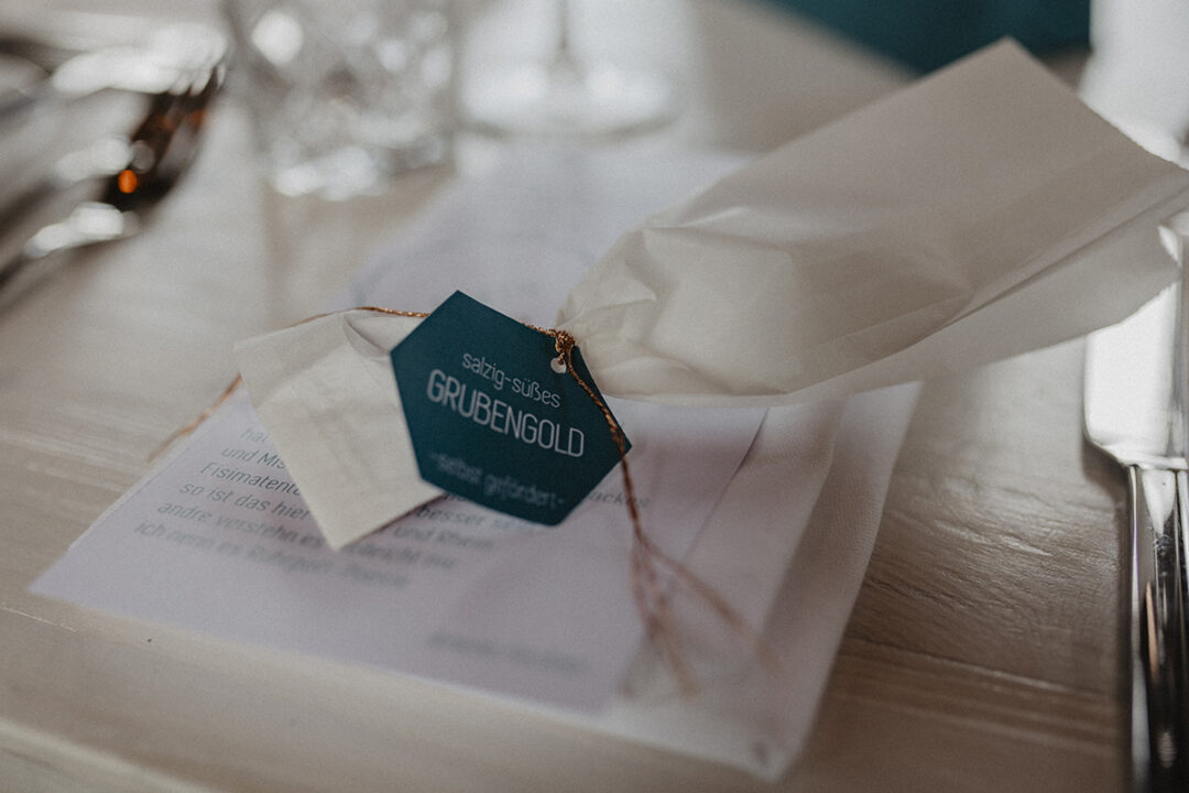 Gastgeschenk mit Etikett Grubengold auf Serviette