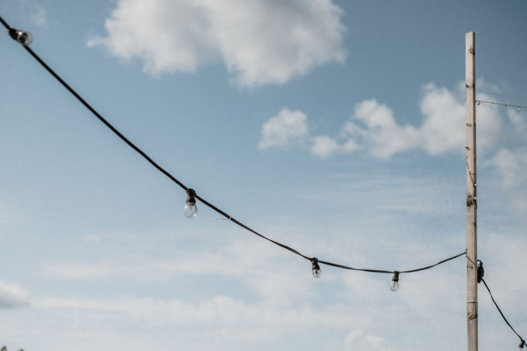 Detailaufnahme einer Lichterkette bei Hochzeit