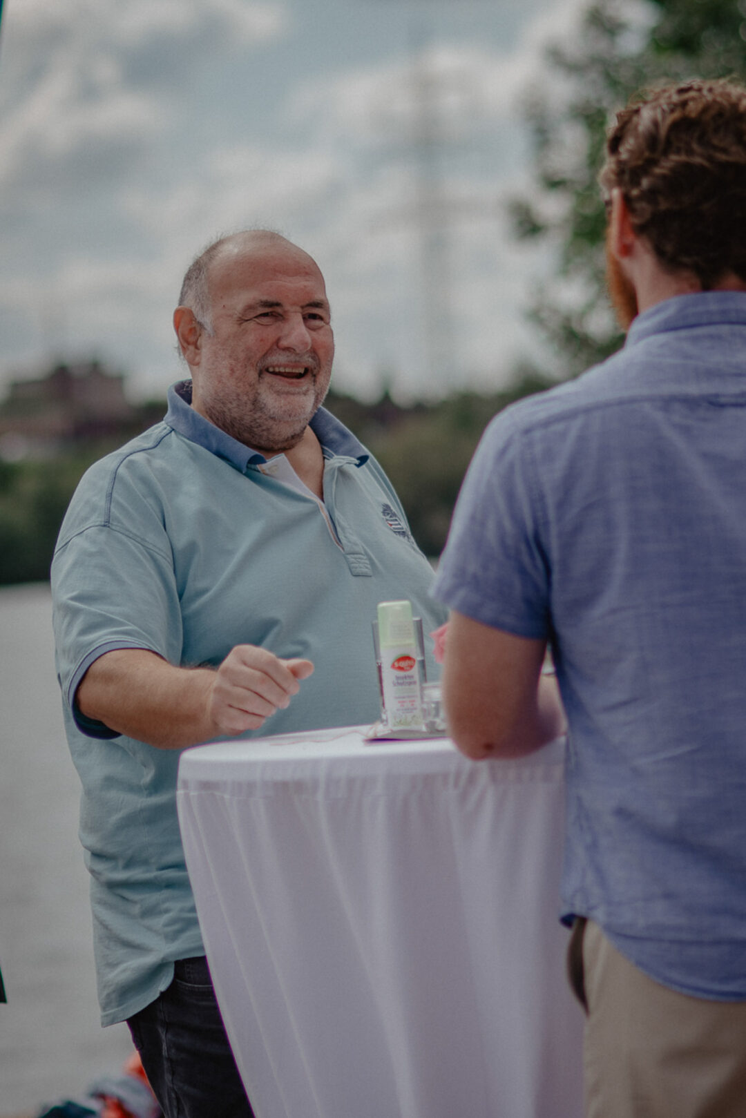 Gäste unterhalten sich bei Getränken
