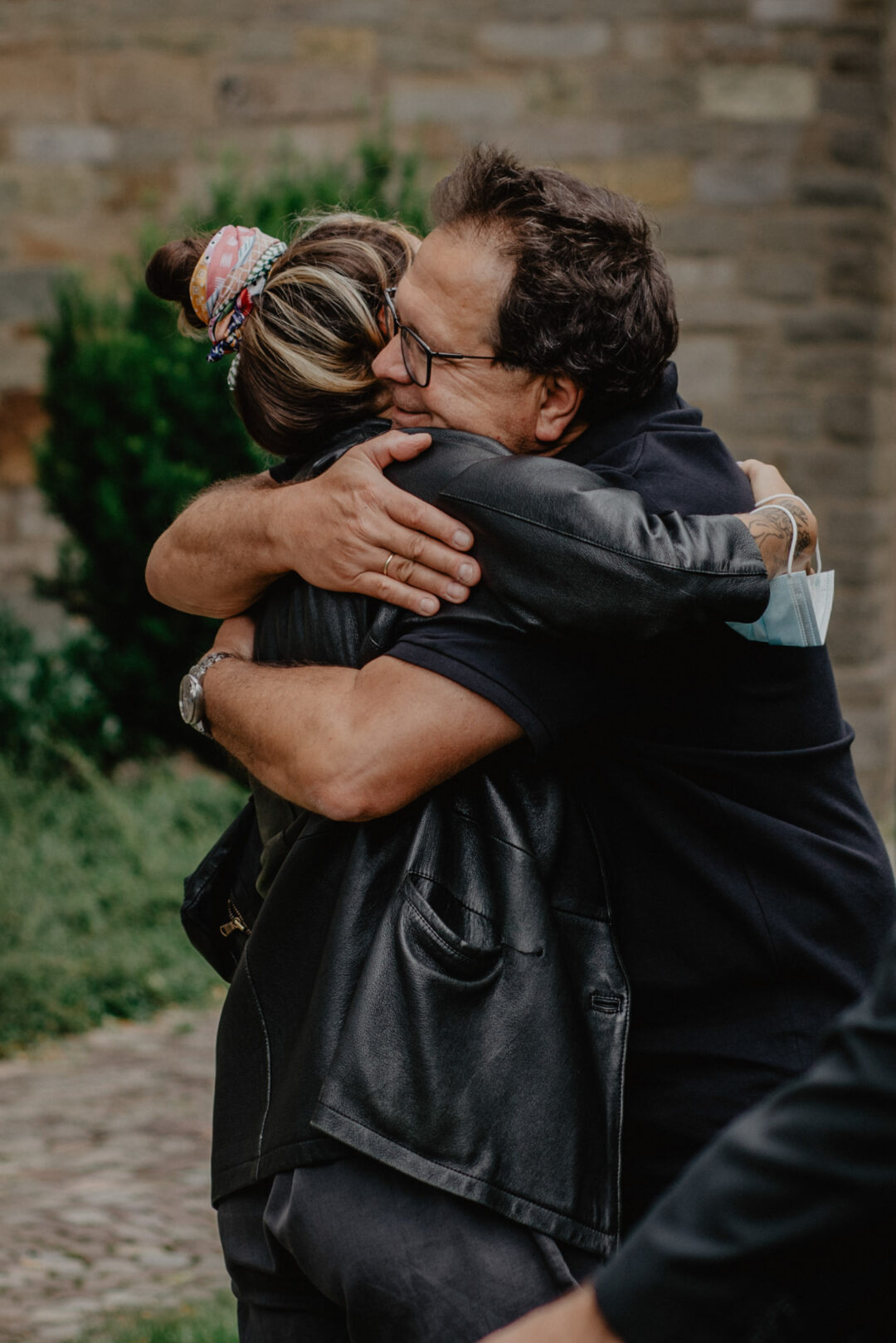 Emotionale Umarmung zweier Gäste bei Hochzeit in Hennen