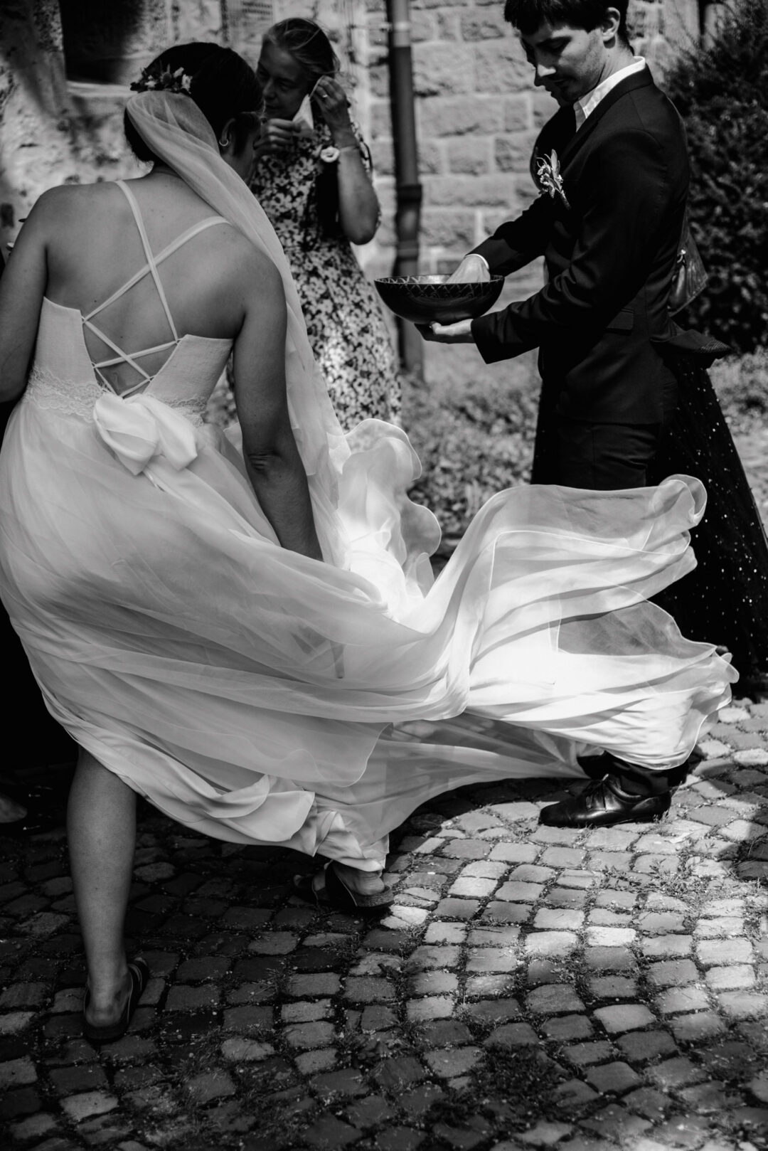 Brautkleid weht im Wind bei sommerlicher Hochzeit in Hennen