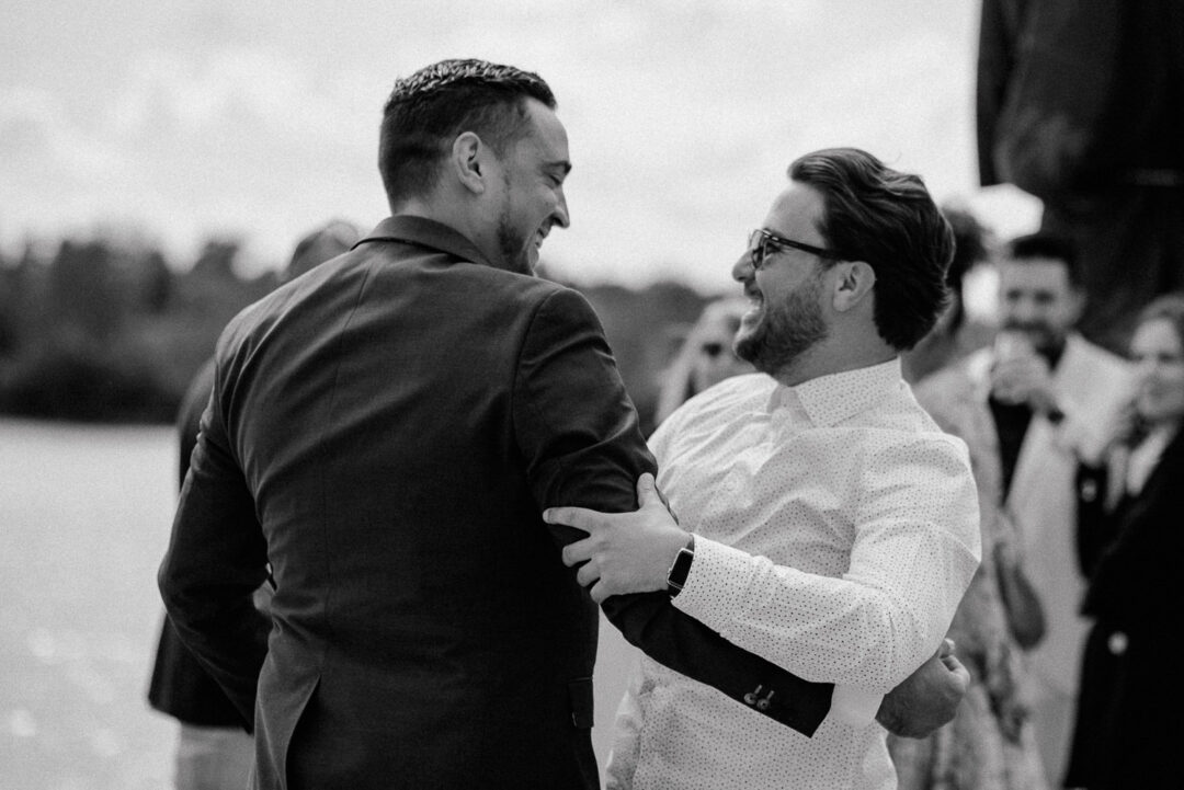 Freunde umarmen sich lachend