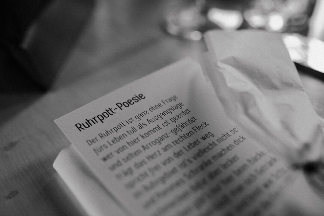 Ruhrpott-Poesie als Hochzeitsdeko auf Tischkarte