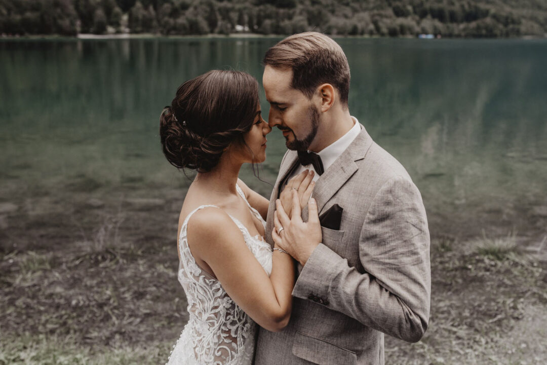 Inniger Blick des Brautpaares am Seeufer