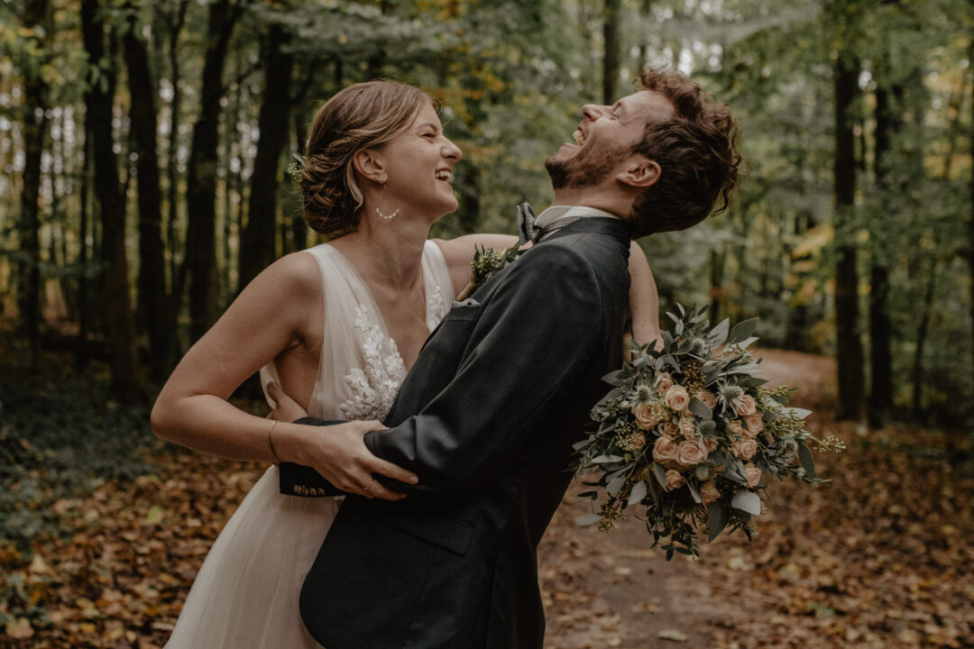 Brautpaar lacht innig während Hochzeit bei Luck in a Cup