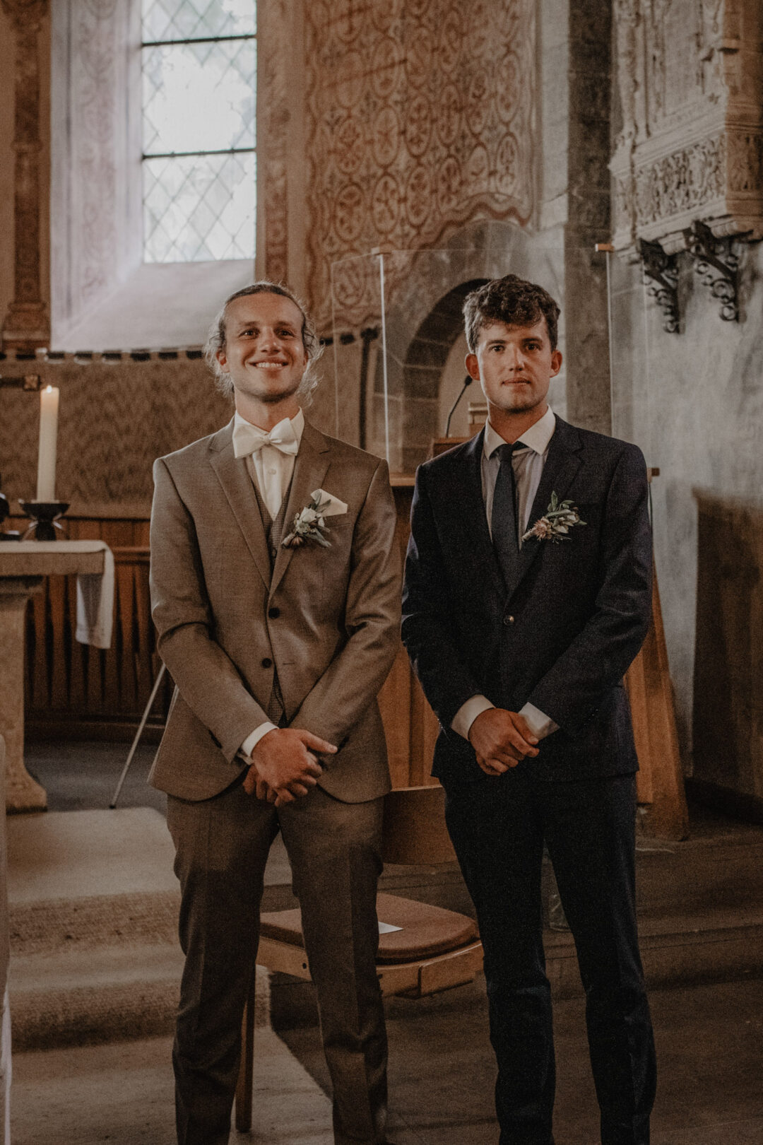 Bräutigam und Trauzeuge warten in der Kirche in Hennen
