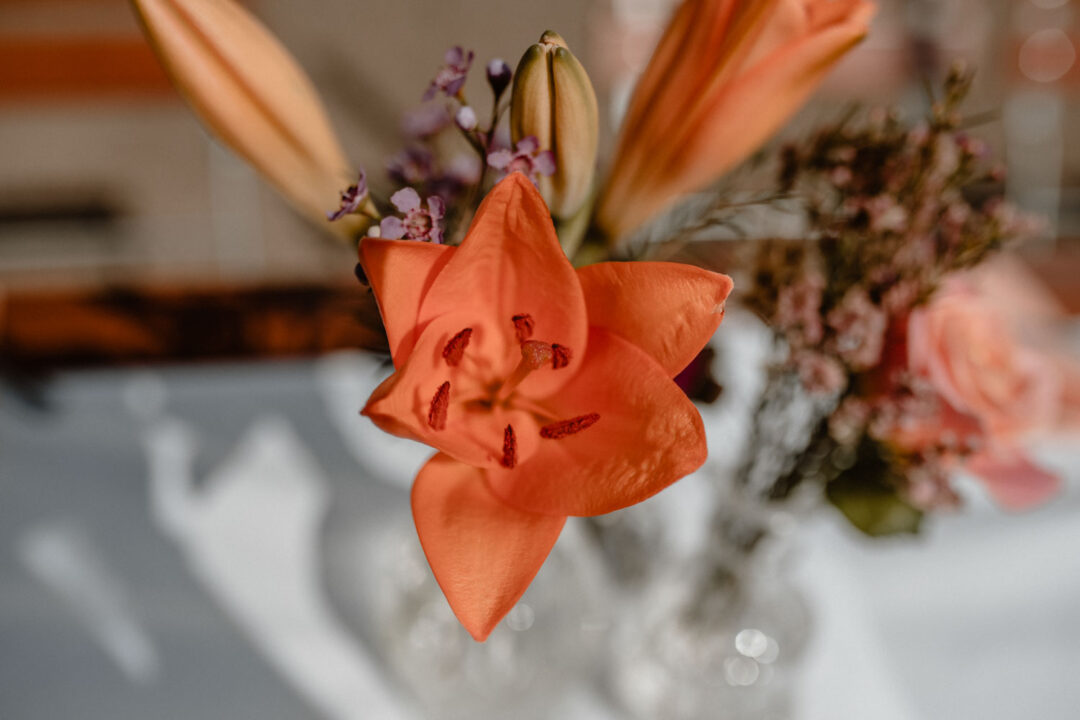 Orangefarbene Lilie als Hochzeitsblume