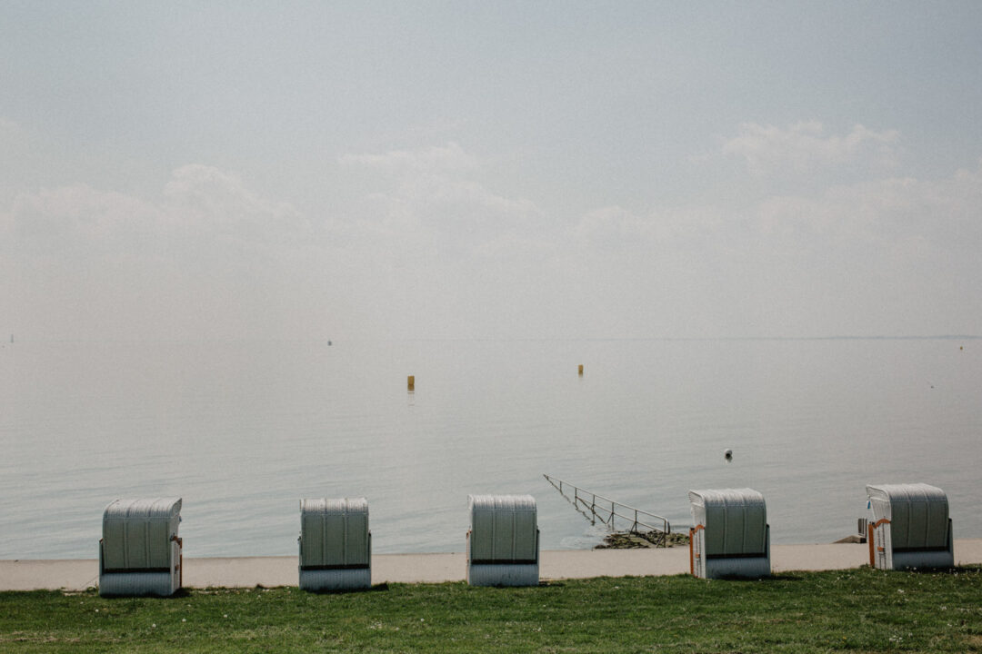 Strandkörbe vor ruhiger Nordsee