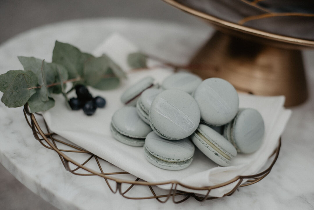 Graue Macarons auf Keramikplatte im minimalistischen Stil