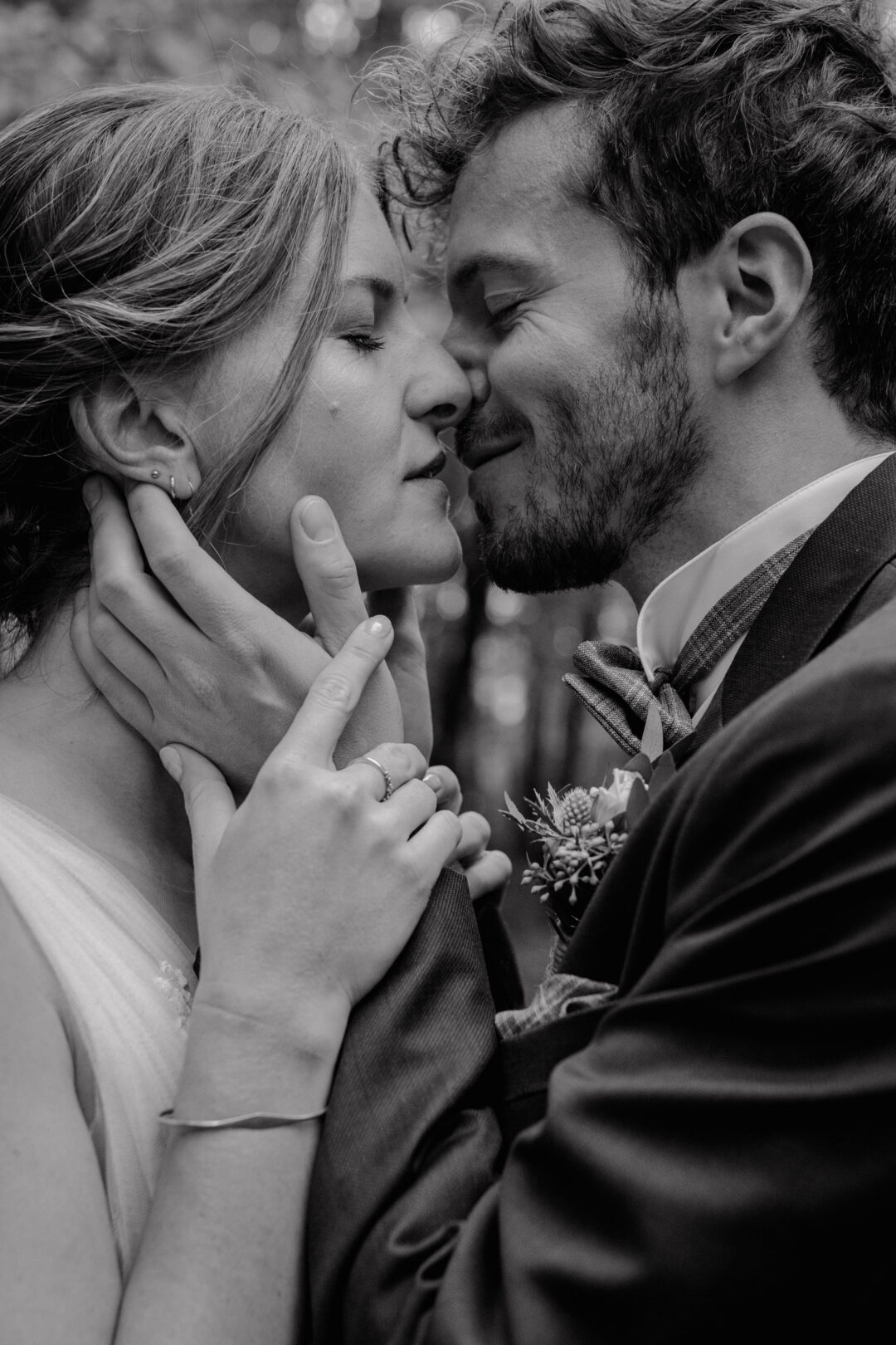 Brautpaar hält sich verliebt bei Waldhochzeit in Essen