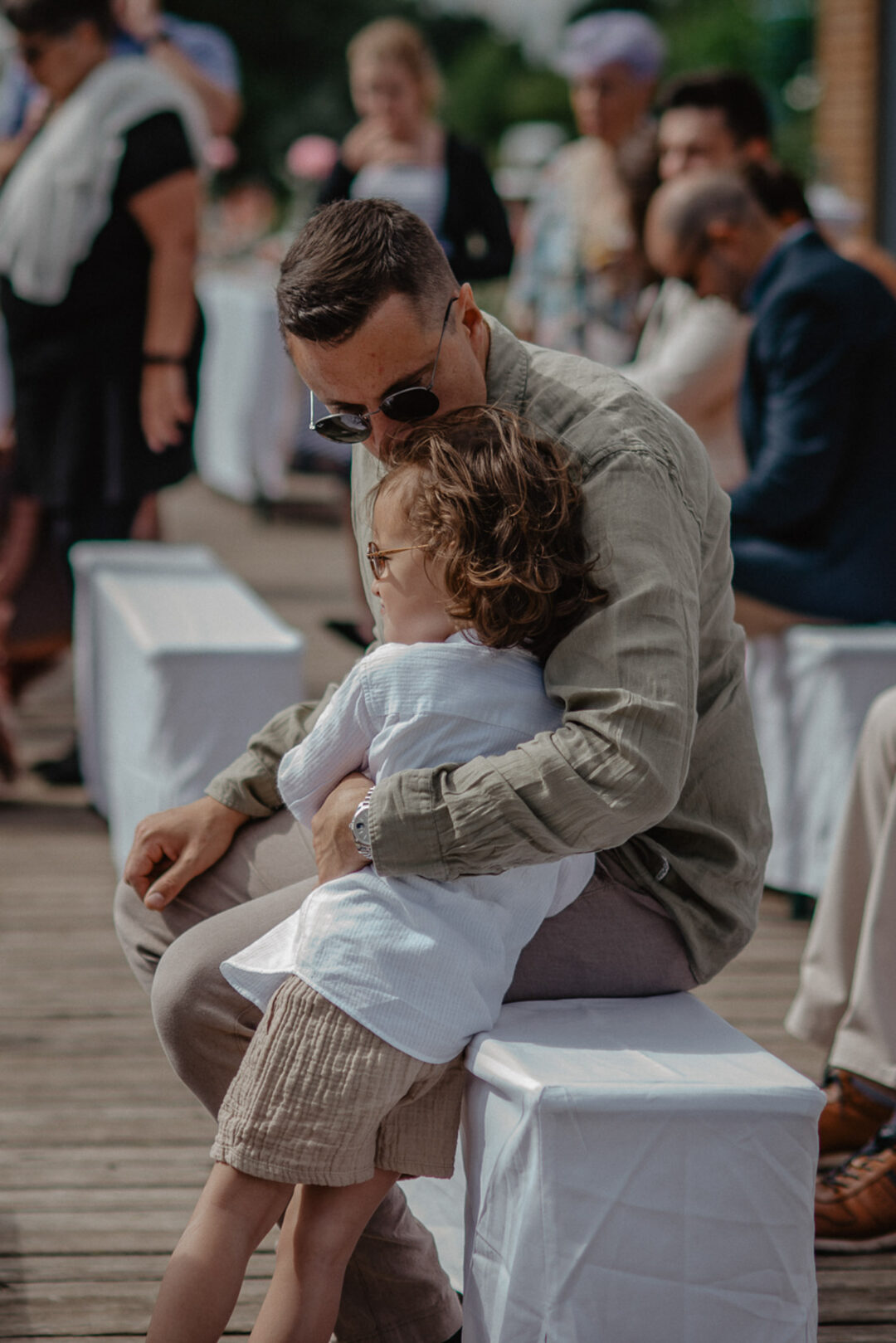 Vater umarmt Kind beim Empfang