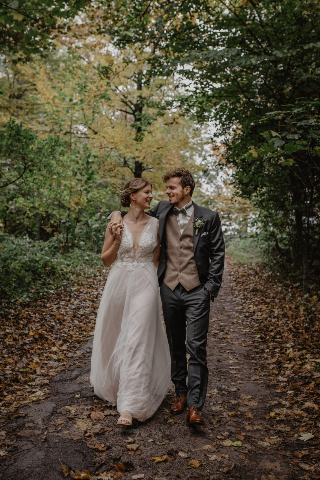 Brautpaar spaziert entspannt durch den Wald in Essen