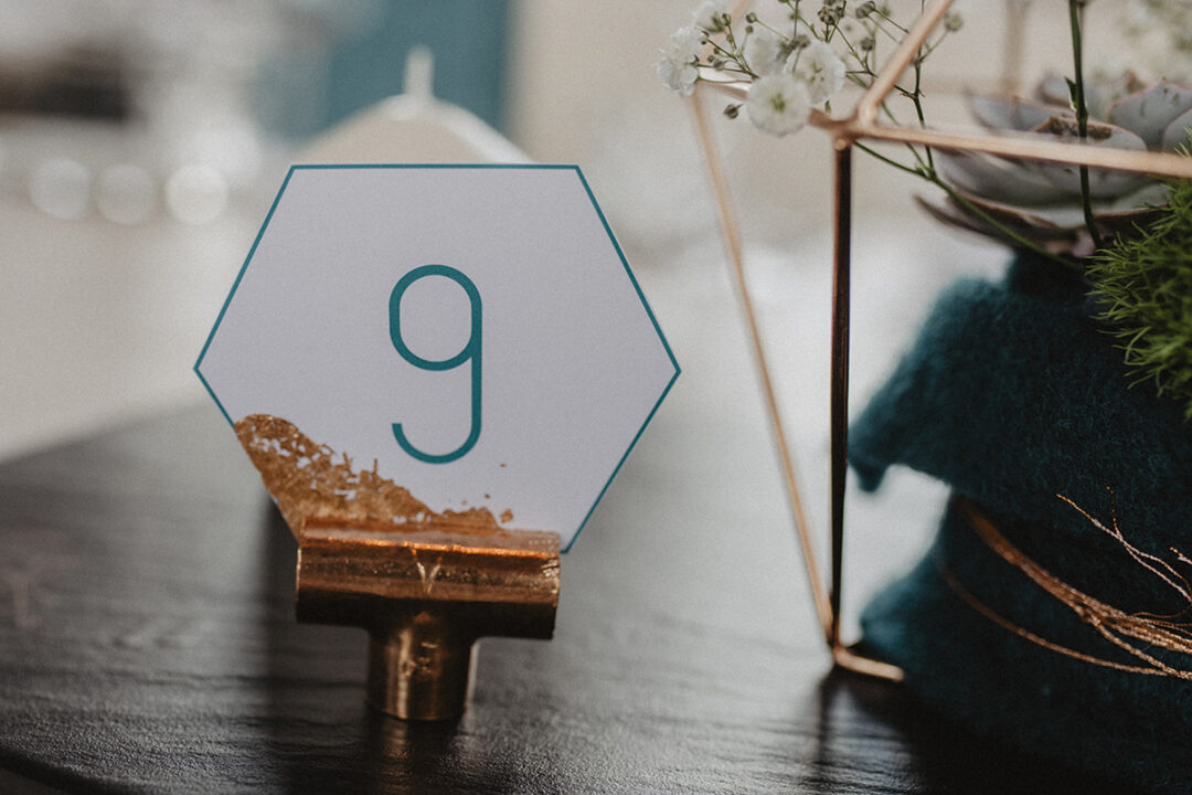 Moderne Tischnummer 9 mit Goldakzent im Gasthaus Stromberg
