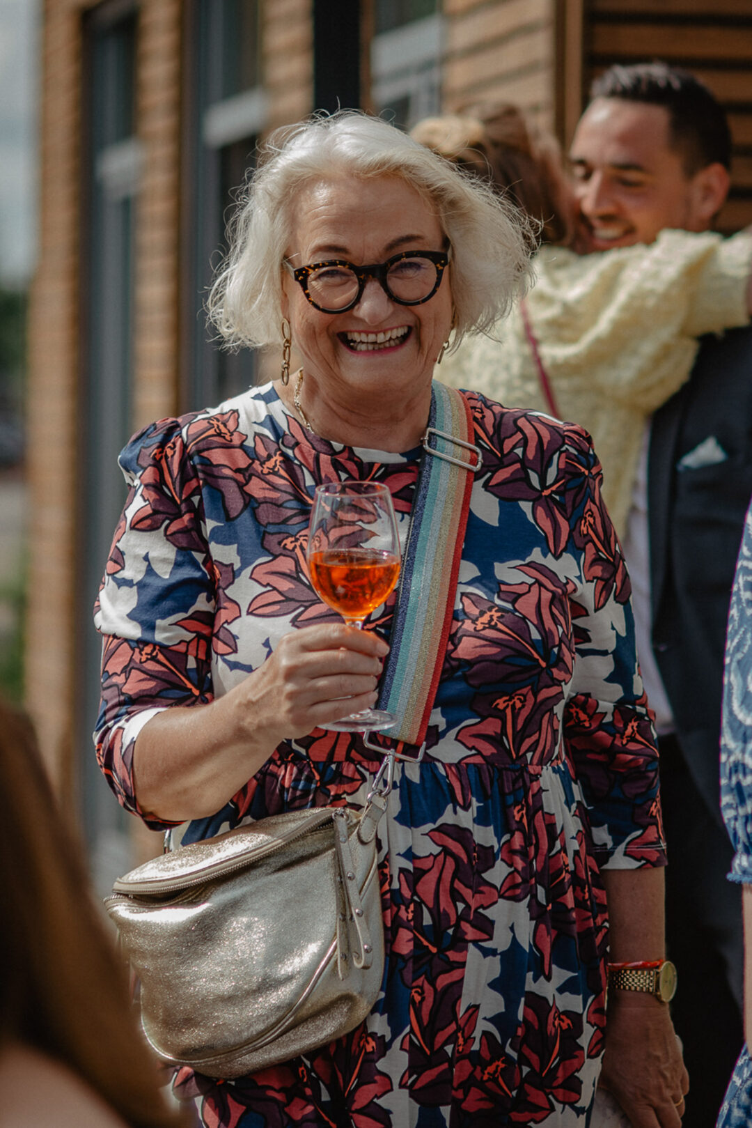 lachende Hochzeitsgäste beim Empfang