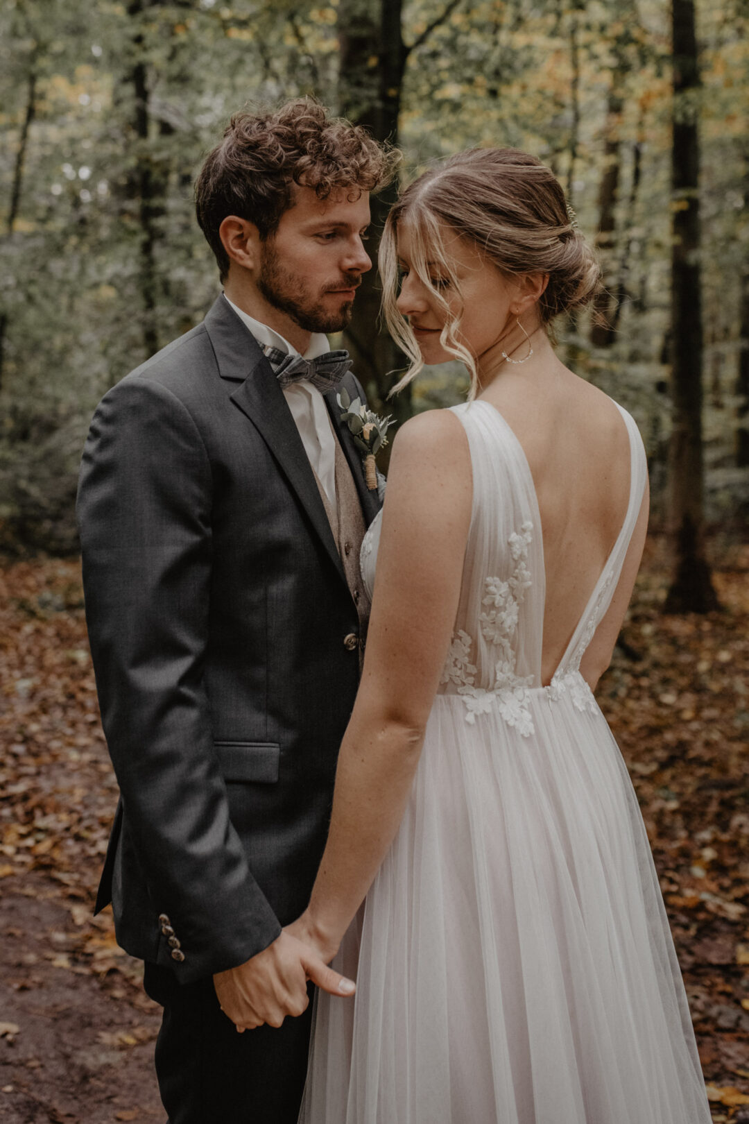 Brautpaar hält sich nah in emotionalem Moment