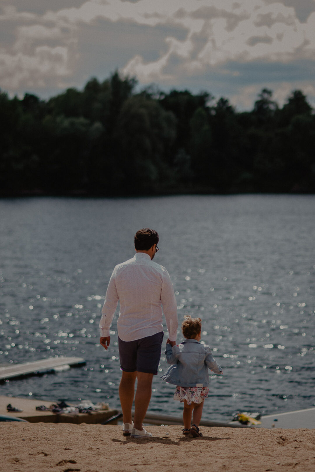 Vater mit Kind am Seeufer