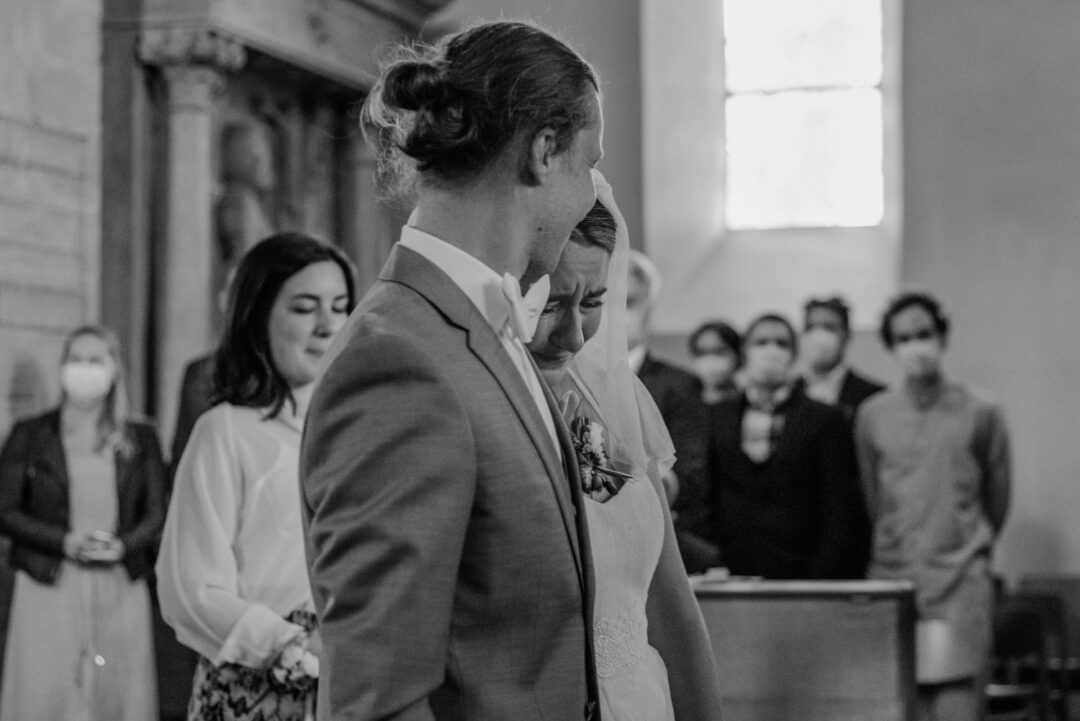 Braut zeigt Emotionen während kirchlicher Trauung in Hennen