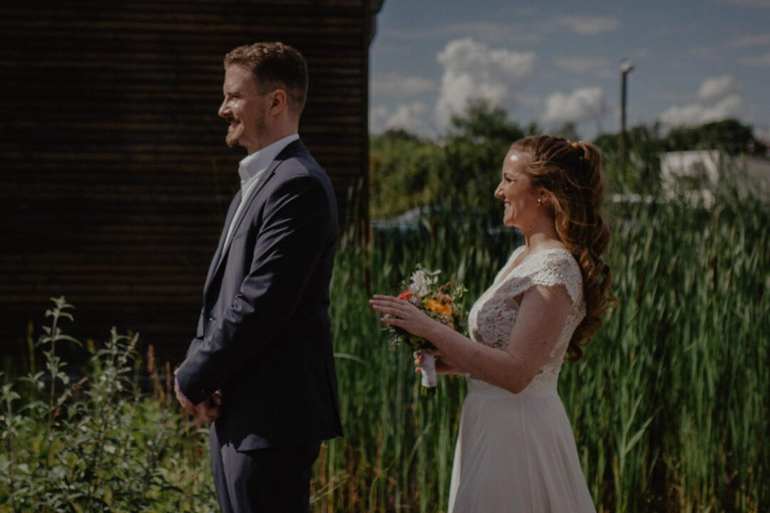 Braut überrascht Bräutigam am See