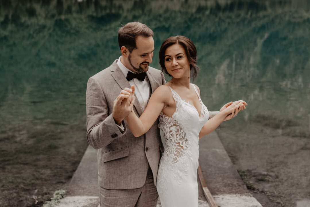 Brautpaar hält Händchen vor dem Klöntalersee