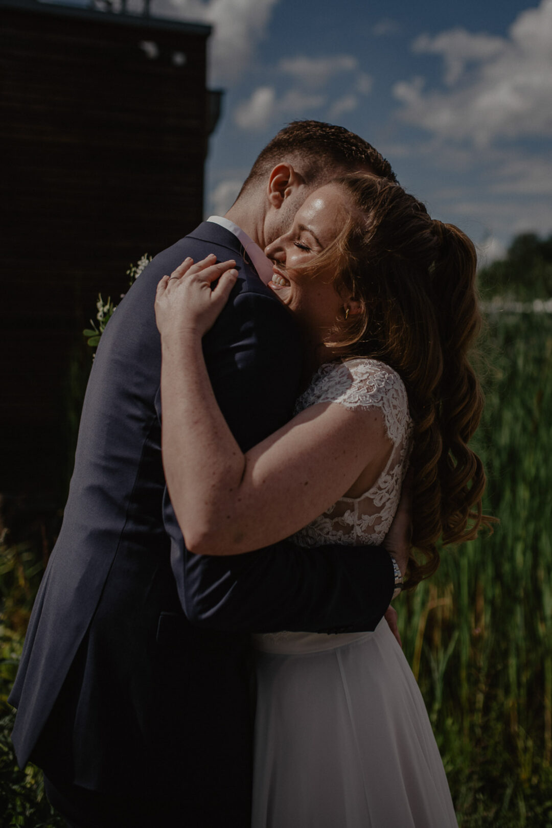 Brautpaar umarmt sich beim Wiedersehen