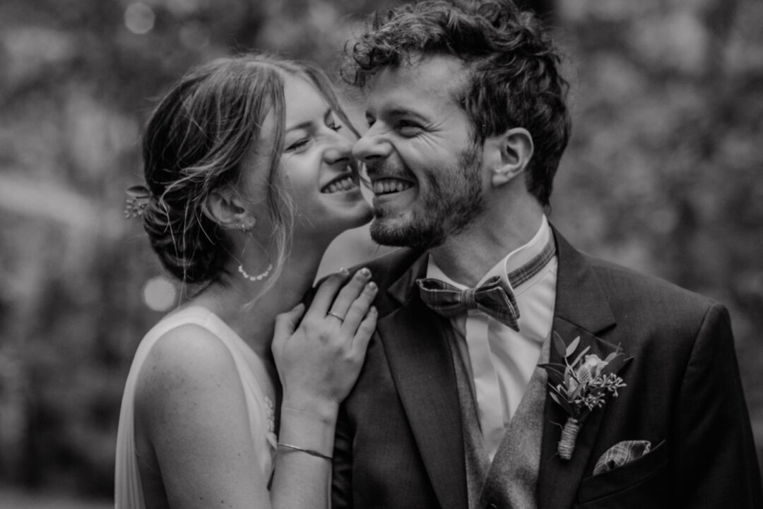 Brautpaar lächelt sich vertraut an beim Hochzeitsshooting
