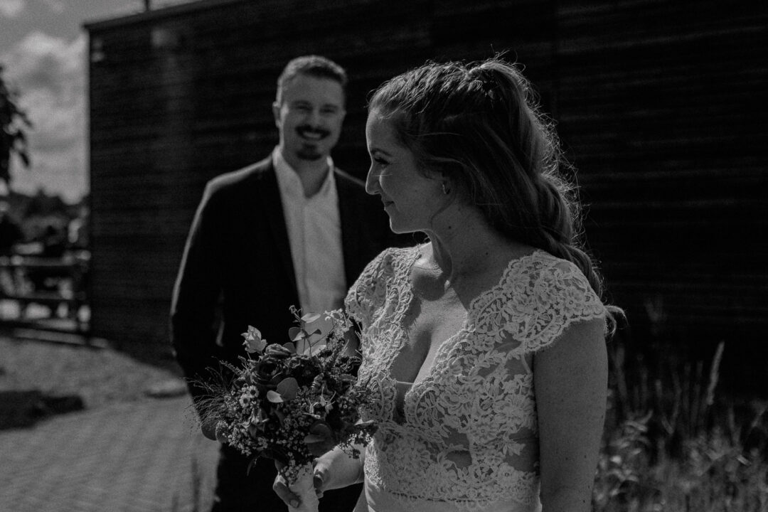 Braut schaut verliebt zum Bräutigam