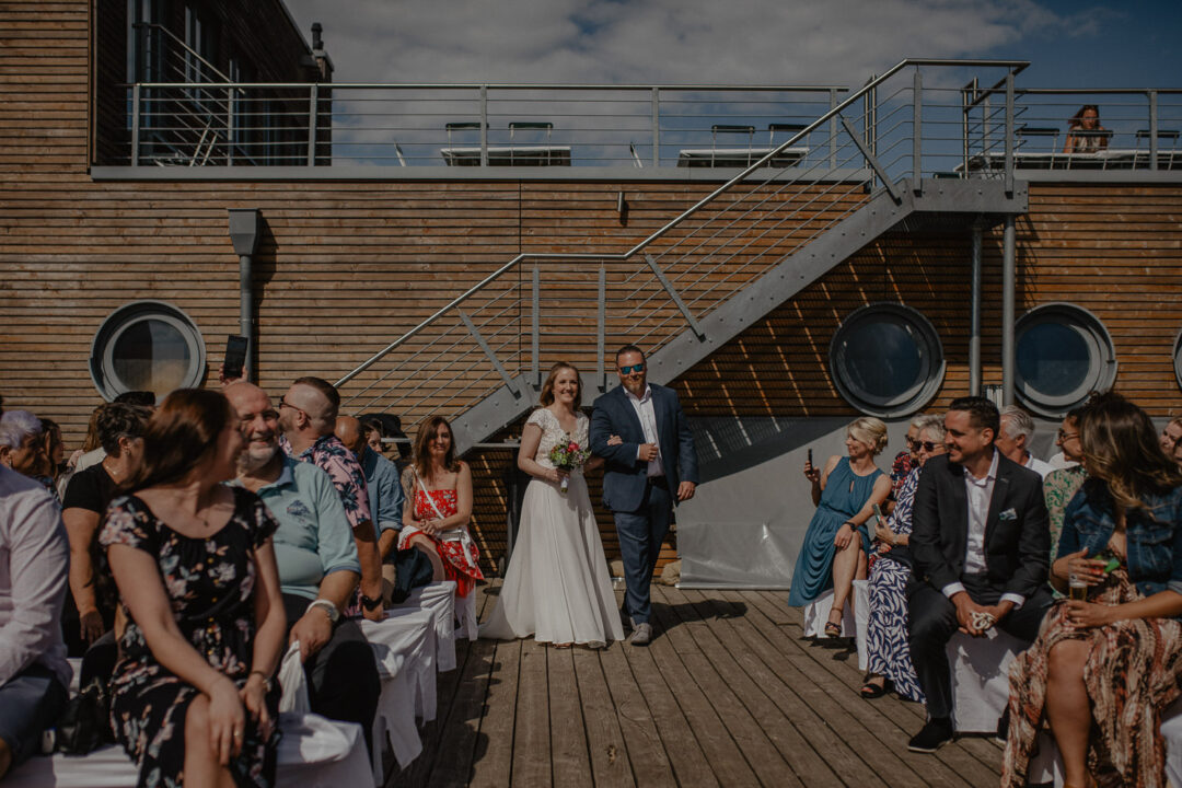 Brauteinzug auf Holzterrasse