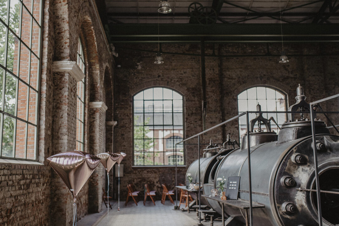 Maschinenhalle im Gasthaus Stromberg Waltrop mit historischen Elementen und moderner Hochzeitsdekoration.