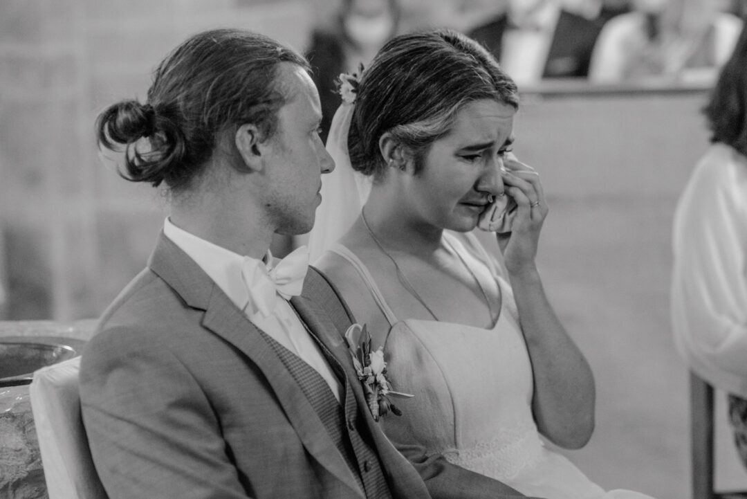 Braut wischt sich Tränen während kirchlicher Trauung