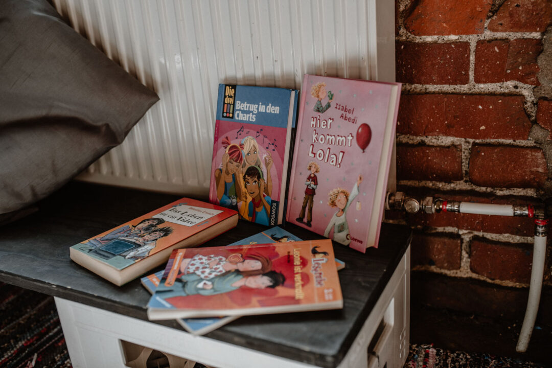 Auswahl an Kinderbüchern in Spielecke der Hochzeit