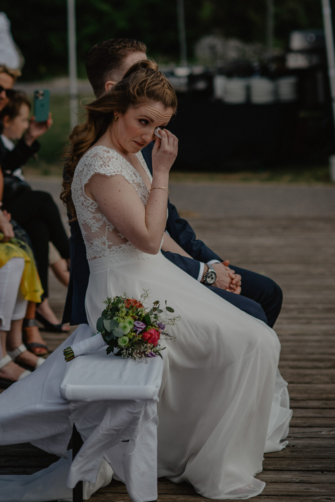 Braut wischt sich Träne ab