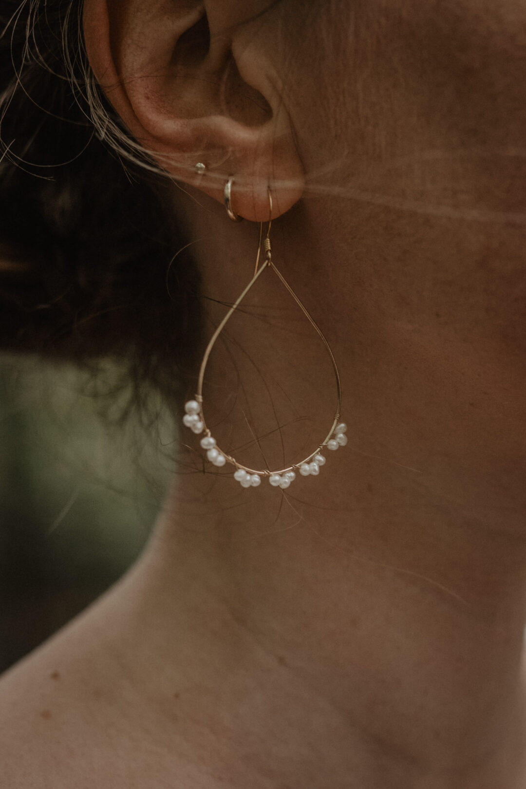 Nahaufnahme eines filigranen Ohrrings der Braut